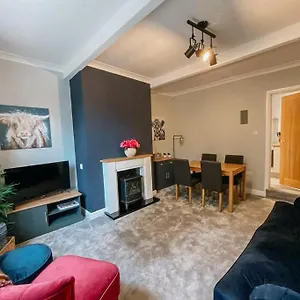 Little Red Home: Peak District Gateway With Free Parking Halifax